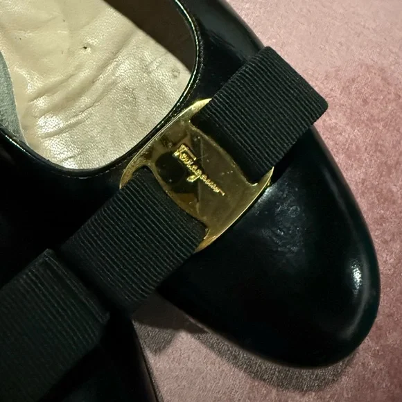 SALVATORE FERRAGAMO VARA BOW LEATHER LOW PUMPS, BLACK PATENT LEATHER, SIZE 9.5 - Picture 13 of 16